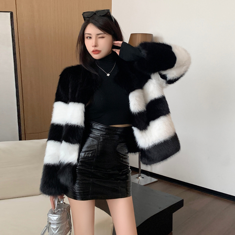 Picture of Real shot 2024 winter new fox fur black and white contrast coat women's short close-fitting elegant socialite coat