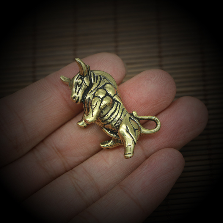Handmade brass arrogant pendant car keychain pendant mini desktop decoration vintage copper ornaments