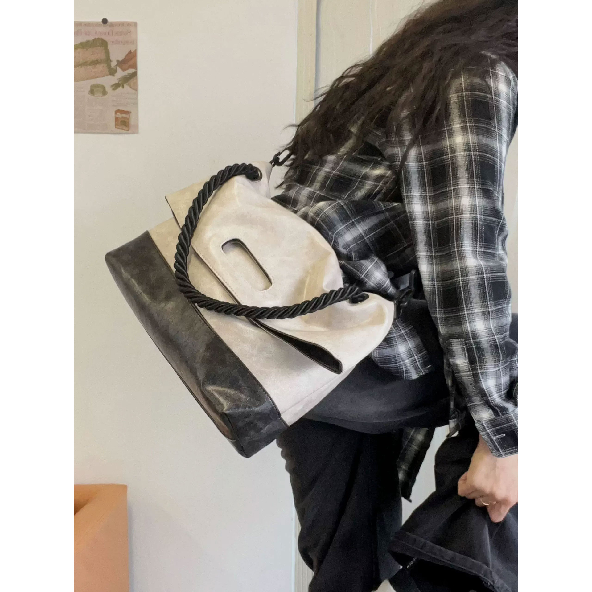 Large Capacity Class Commuter Tote Bag Women's 2024 New Wide Shoulder Strap Crossbody Bag High-grade All-match Shoulder Underarm Bag
