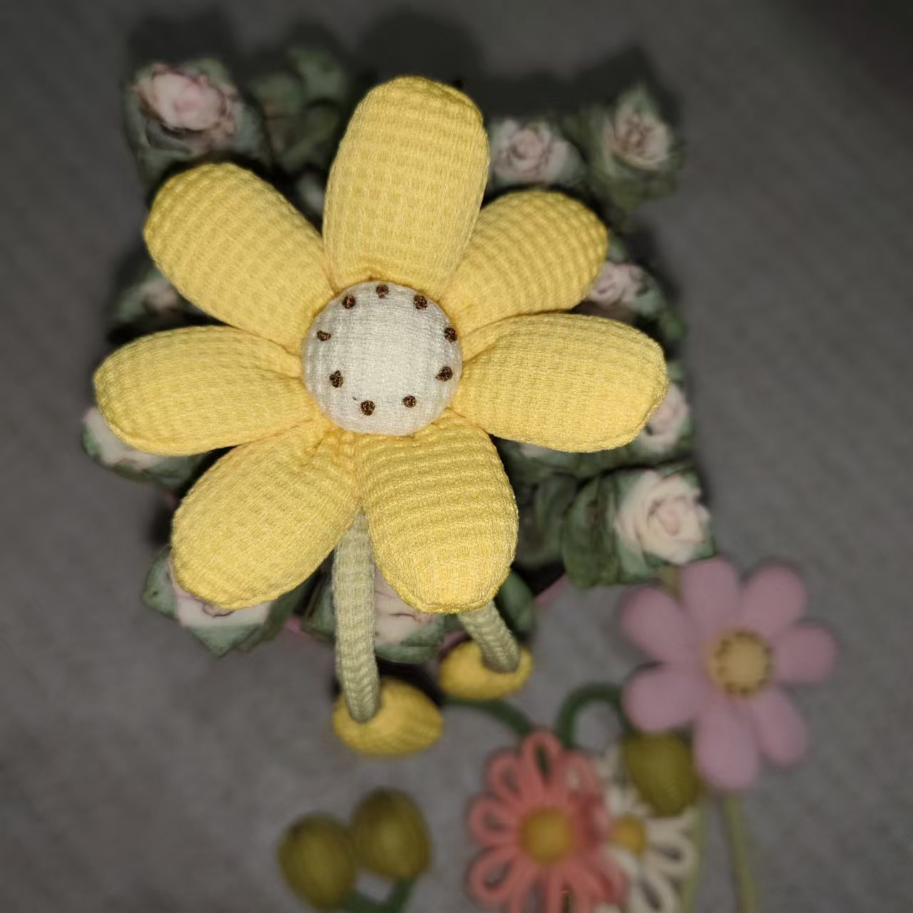 Picture of Sunflower Pendant, Knitted Baby Ornament, Yarn Woven Chrysanthemum Flower Keychain Accessory, Creative Handmade Car Key