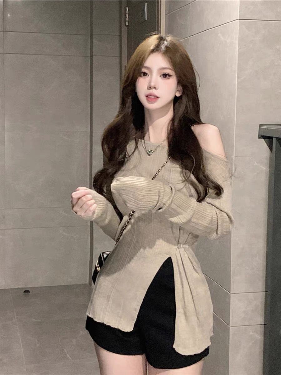 Design sense niche, pure desire, one-shoulder knitted sweater, early summer, sexy hot girl, cinched waist, slit slim long-sleeved top