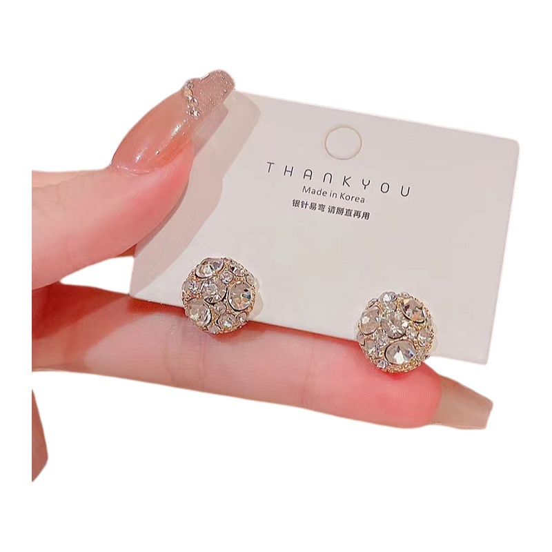 Yunjin Amazon Japan and Korea wind magnet earrings female niche creative network red No ears pierced earrings