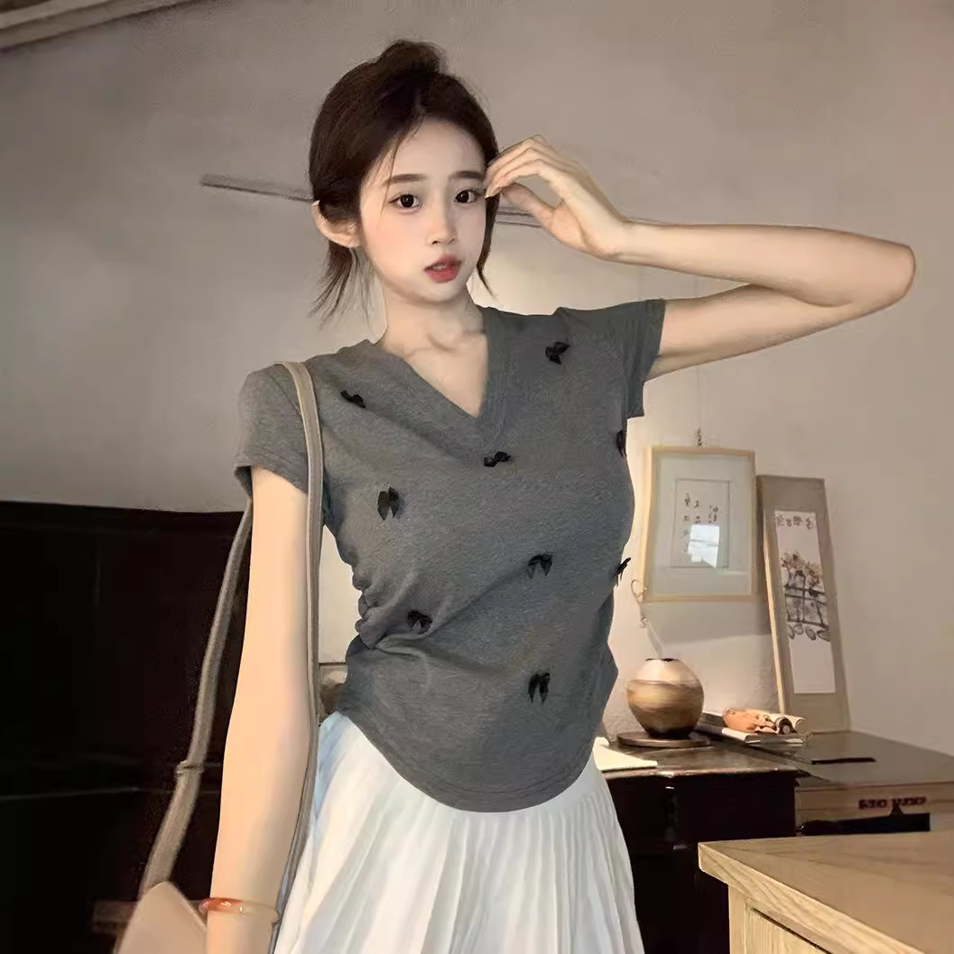 Three-Dimensional Bow V-Neck Slimming Short-Sleeved T-Shirt Summer 2024 Trendy Three-Dimensional Decorative Slim-Fit Short V-Neck Women's Top