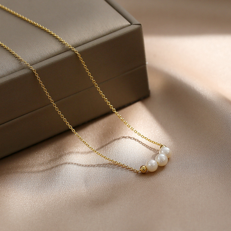 Natural Freshwater Pearl Necklace Simple Fashion Women's Short Necklace Tight Small Fresh 3 Pearls Smile Clavicle Chain