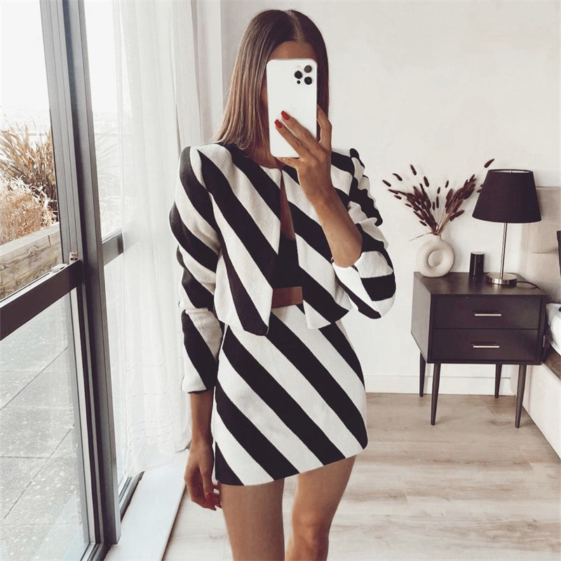 Cross-border wholesale AliExpress European and American women's clothing 2022 summer new fashion black and white striped casual short top coat