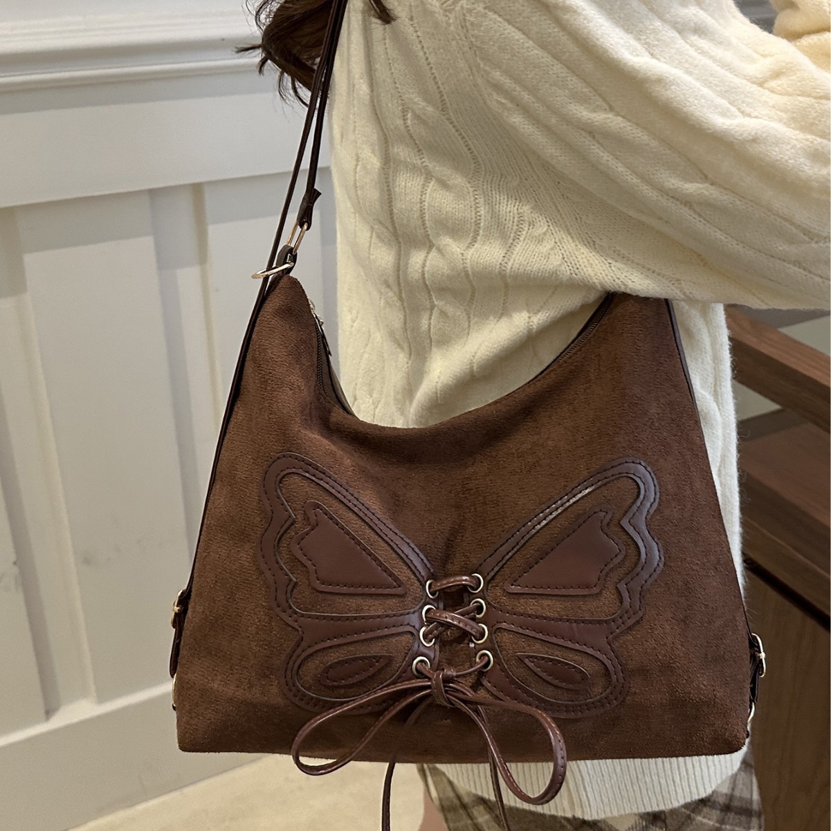Picture of Large-Capacity Bow Backpack 2024 Autumn and Winter New Retro Shoulder Bag High-Quality Commuter Tote Women's Bag