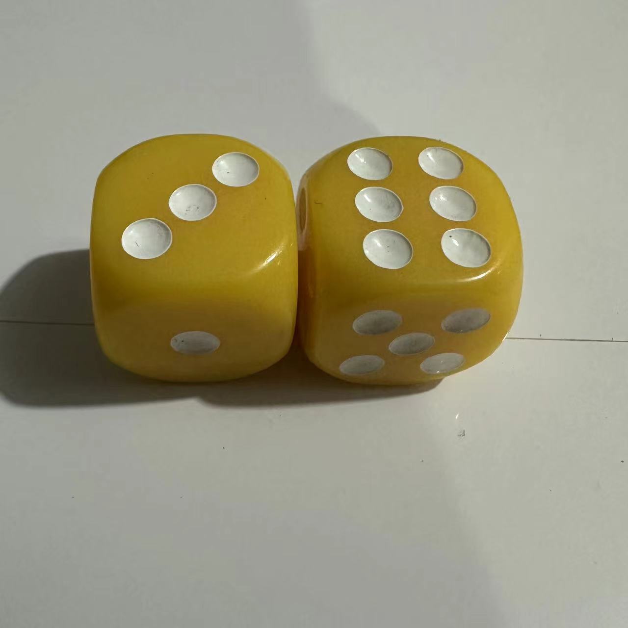 Picture of Yiwu Dege leisure and entertainment supplies 16mm acrylic solid color dice color complete