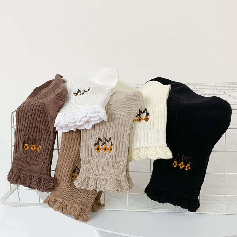 Picture of Women's Socks for Autumn and Winter, Korean Hyuna Style Floral Mid-Calf Socks, Japanese Retro Artistic Lace Socks, Women's Ins-Style Slouch Socks