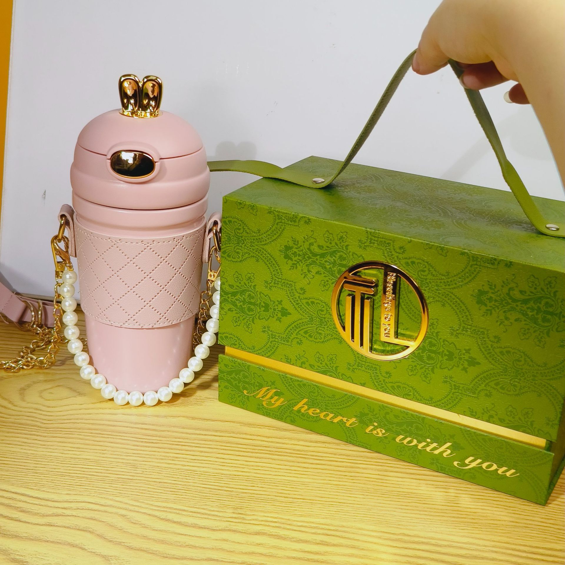 Women's vacuum cup simple exquisite high-grade Chanel style crossbody water cup high-looking portable straw Cup cute girl