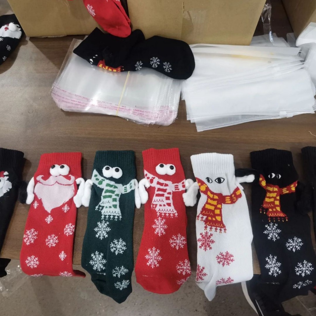 Cute black and white hand-holding smile mid-calf mouth magnetic suction couple socks all-match smiley face girlfriends stockings trendy socks