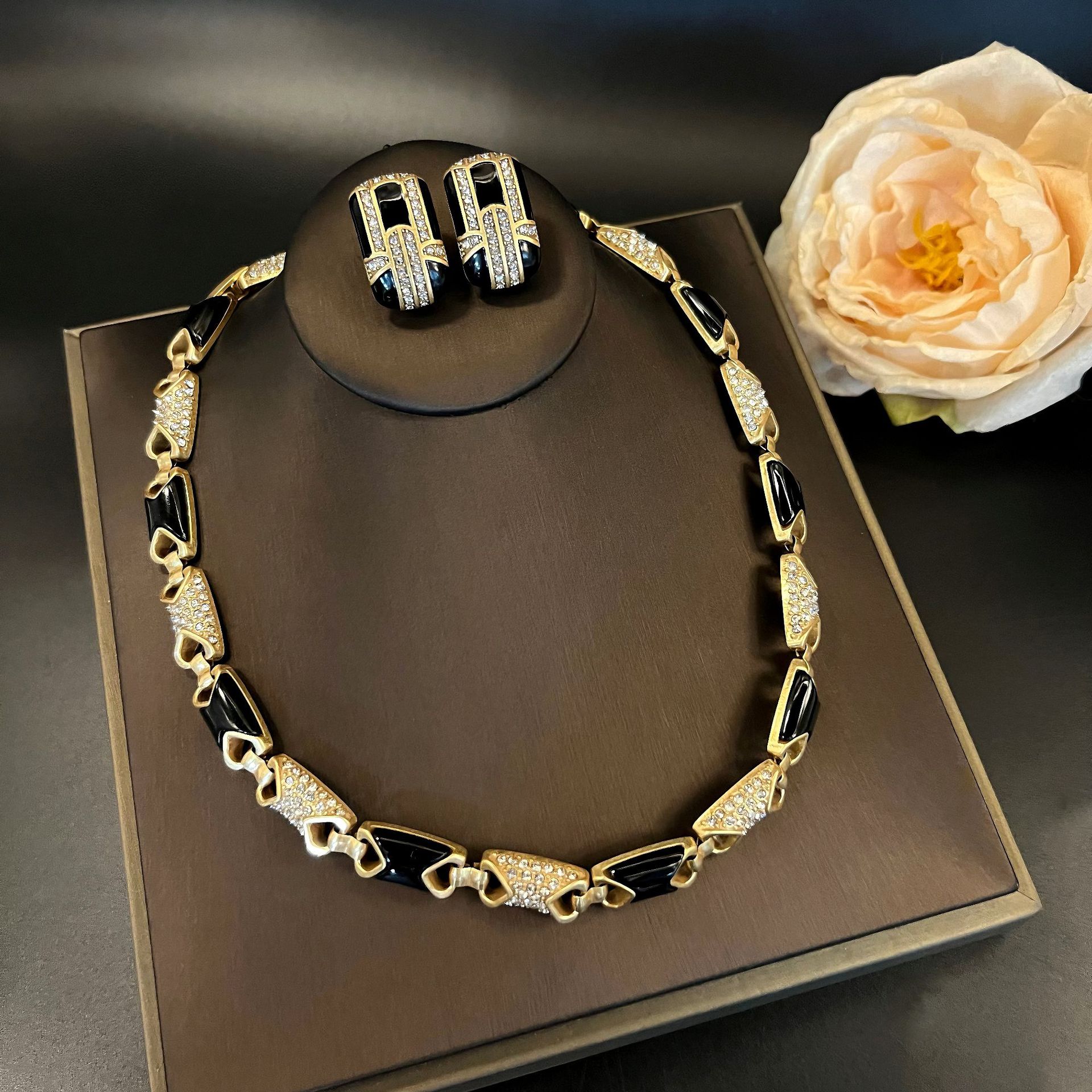 Middle Ancient Light Luxury Palace Style Necklace Stud Earrings Retro Elegant Black Gold Series Dropping Glaze Enamel Quadrilateral Collar suit