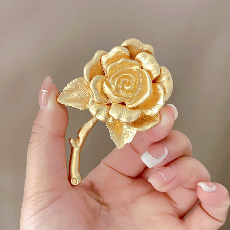 Light Luxury Middle Ancient Rose Brooch Women's High-end Sense Pin High-end Three-dimensional Camellia Blossom Ins Clothing Accessories