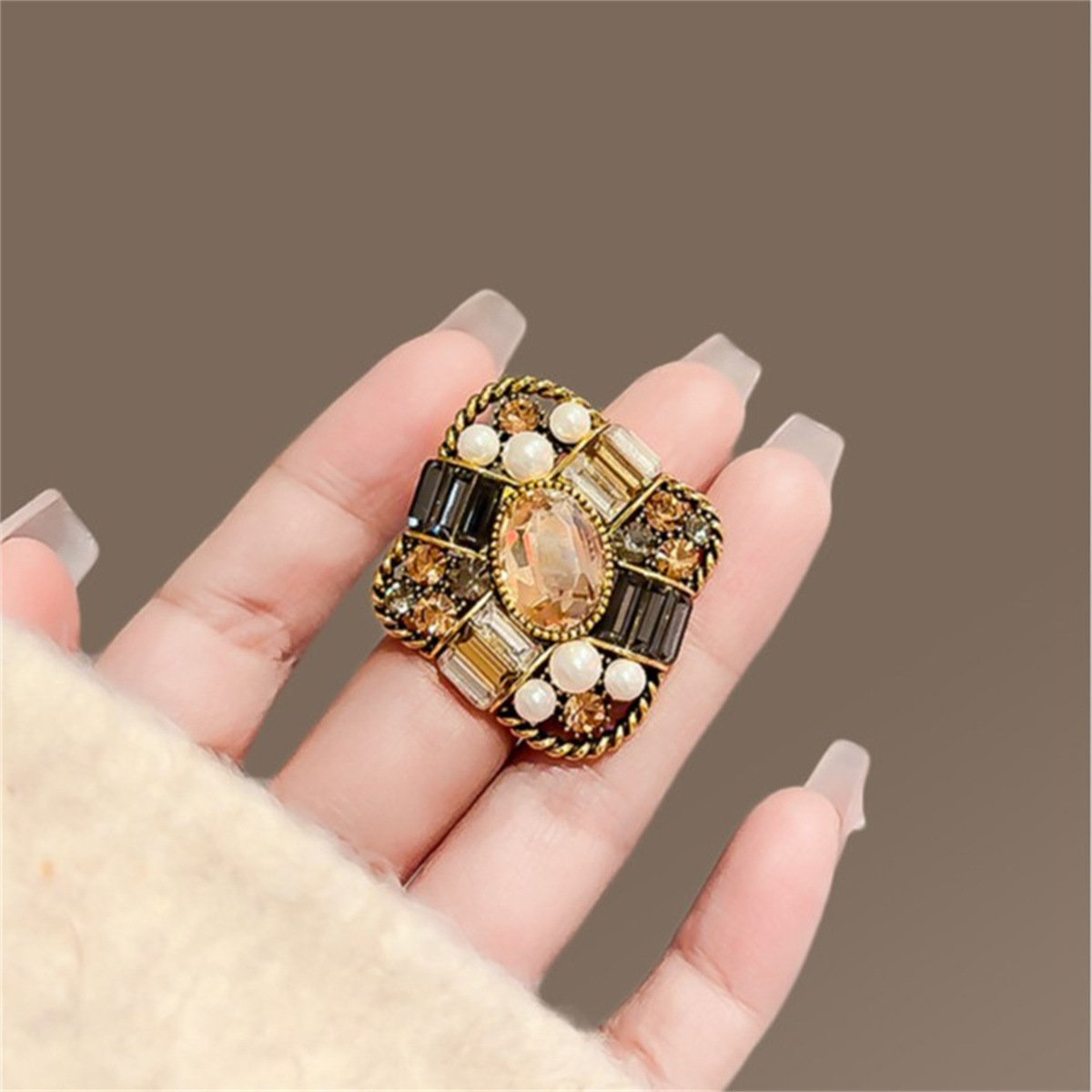 Vintage High-End Brooch for Women, Niche High-Class Temperament Brooch, Luxurious Creative Versatile Accessory Gift Wholesale
