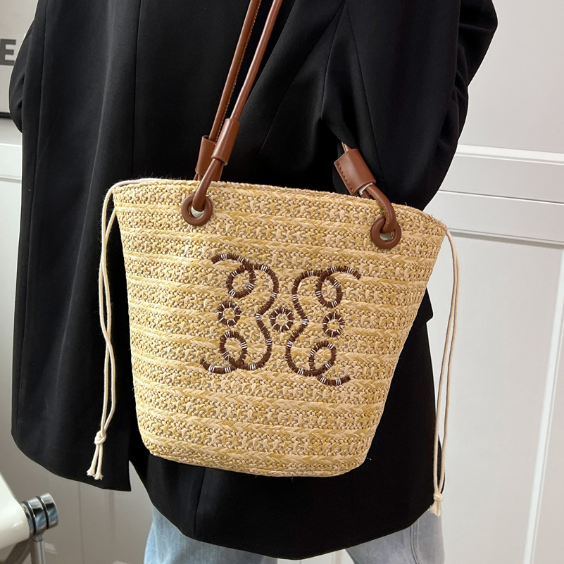 Underarm bag women's summer 2023 new all-matching ins niche fashion straw bag shoulder bucket bag
