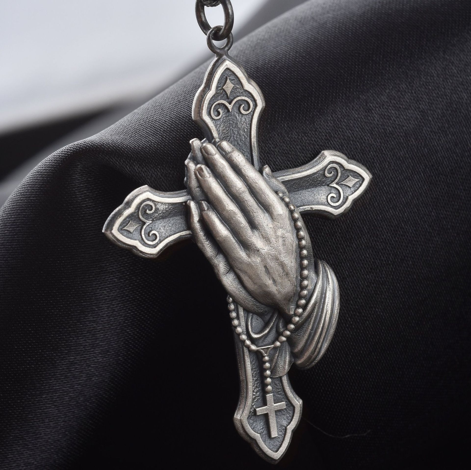 Picture of Zhen Rong wish New Hands Prayer Cross Retro Necklace European and American Plated 925 Thai Silver Black Pendant