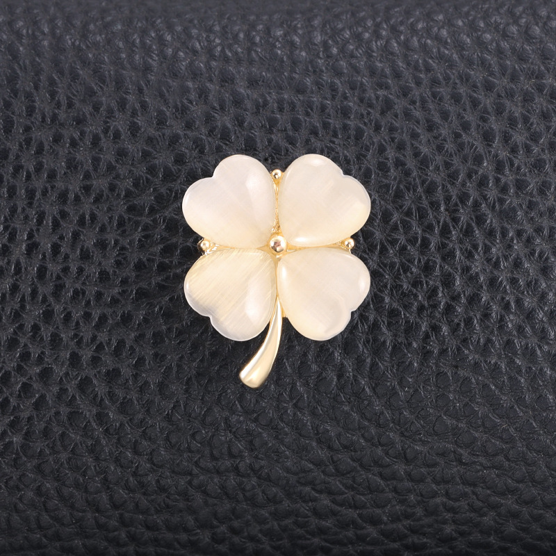Japanese cute niche four-leaf clover opal brooch anti-light buckle summer neckline fixed clothes accessories wholesale