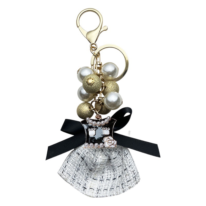 European and American fashion dress keychain Pearl grape string personality female king fan car key chain bag pendant