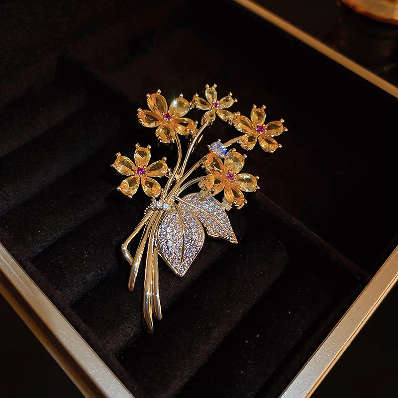 Copper Micro-inlaid Zircon Maple Leaf Brooch Light Luxury Women's Elegant Pin 2023 New Design Sense Niche Suit Accessories