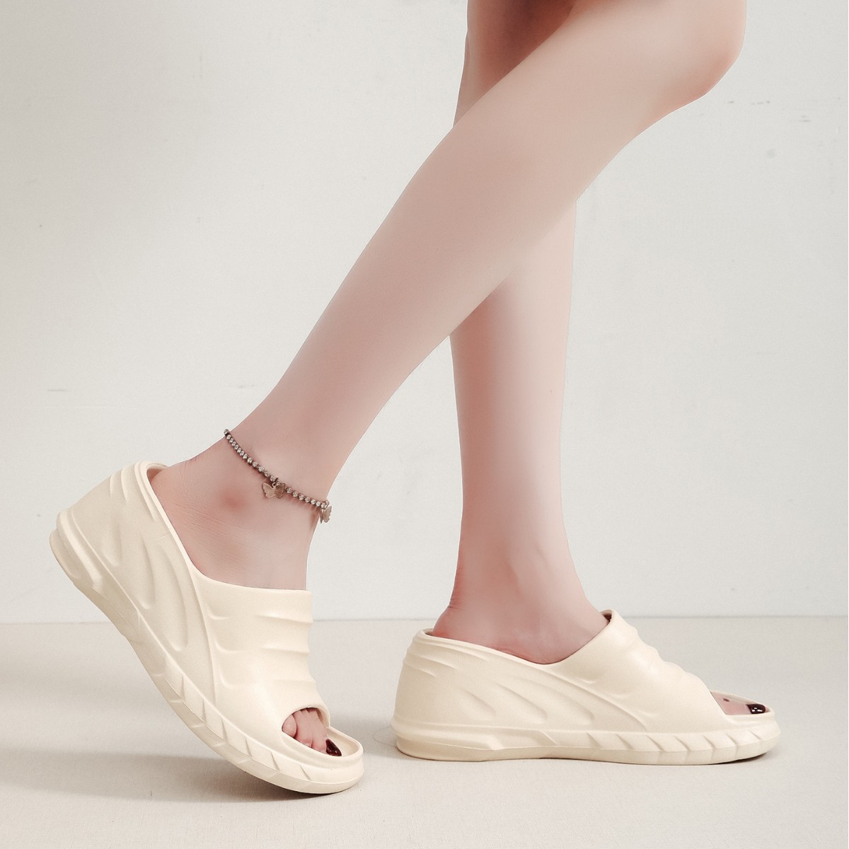 Picture of Cross-Border Thick-Soled High-Heeled Slippers for Women's Summer Outer Wear, Fashionable and Versatile Sandals, Cross-Border Beach Anti-Odor and Anti-Slip Sandals