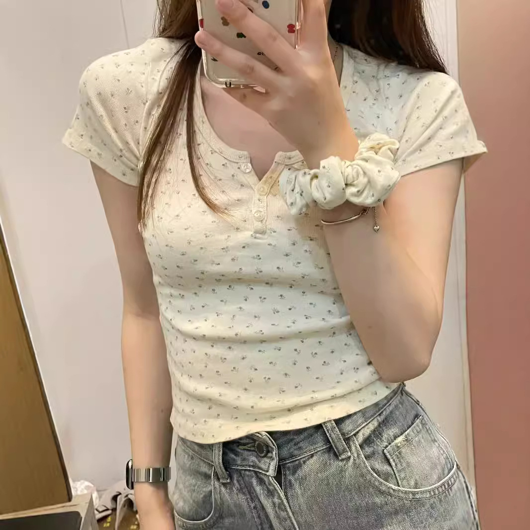 Picture of Japanese-Style Cute Youthful High-End Chic Floral U-Neck Short-Sleeve T-Shirt 2025 Summer Women Sweet Spicy Fashionable Versatile