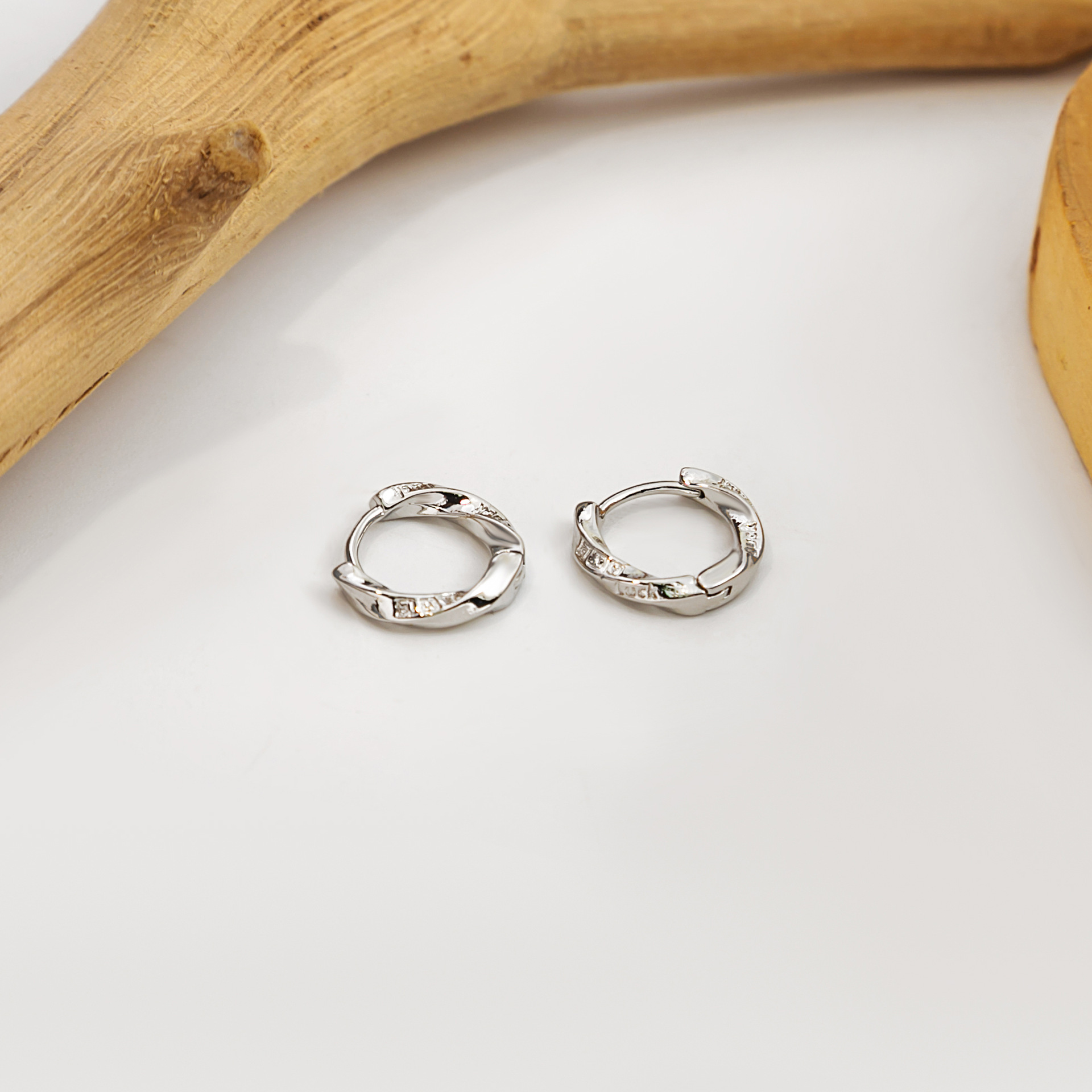 Silver Needle Ins Mobius Ear Ring Simple Style Compact Elegant Wind Twist Ear Ring Internet Celebrity Same Style Geometric Ear Buckle