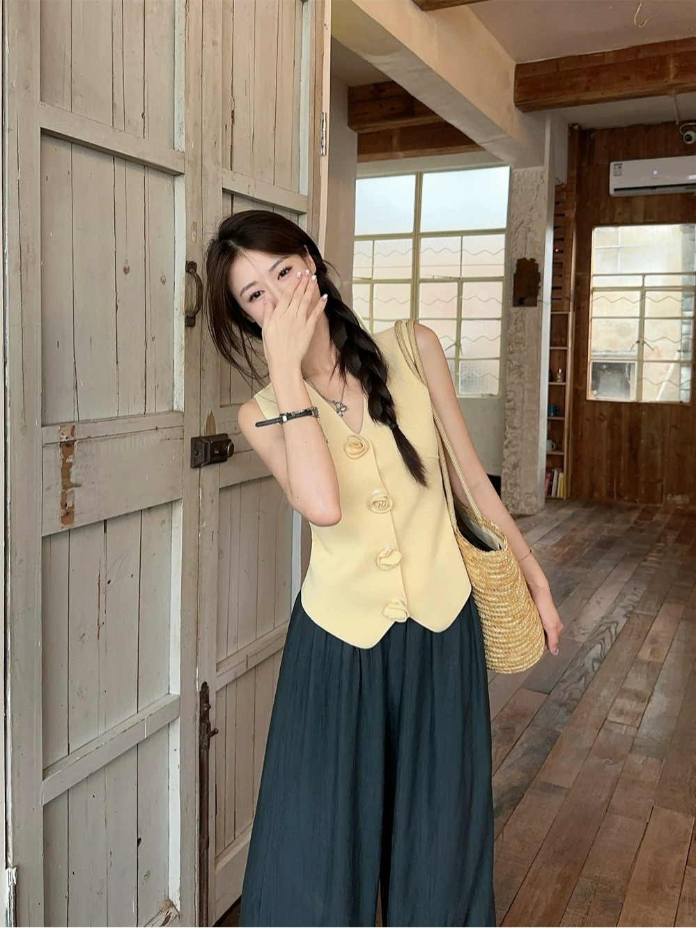Korean Style Gentle Style V-neck Three-dimensional Flower Knitted Vest Women's Summer 2024 New Tight Waist Slimming Outer Wear Top