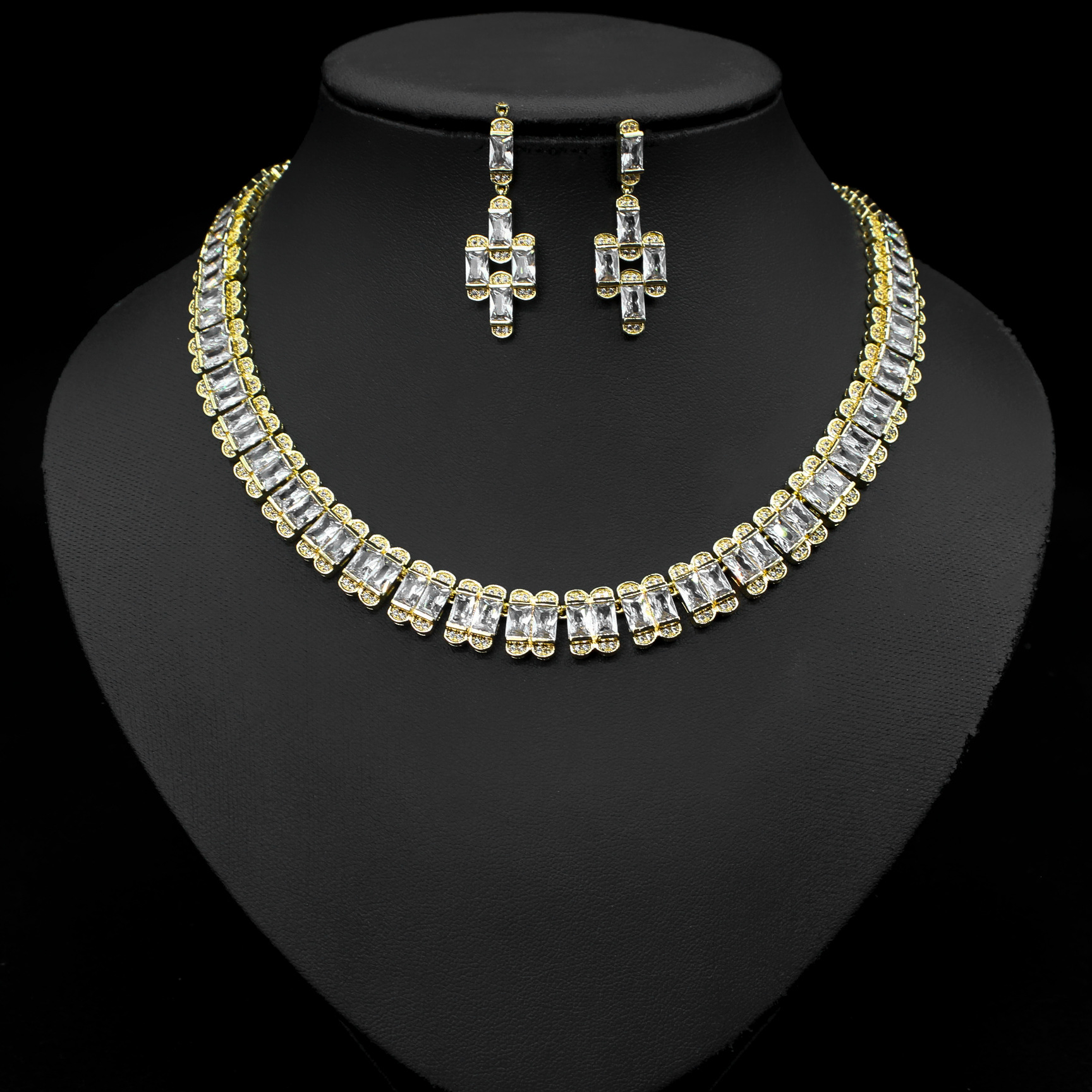 Small Square Necklace Accessible Luxury Women's Summer 2025 New Niche Elegant Square Clavicle Chain Design New Style