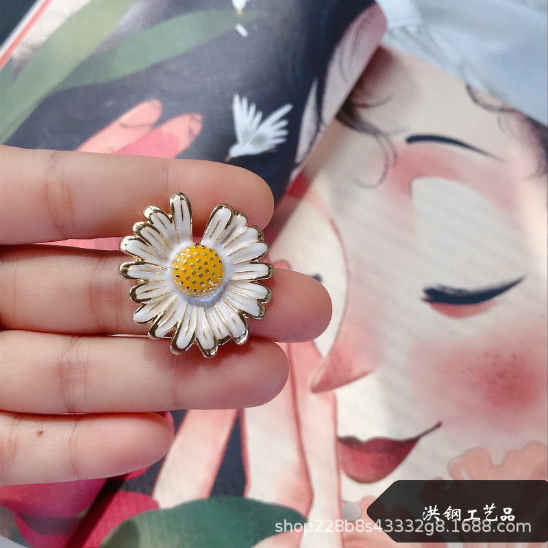 Picture of Hong Gang Crafts Jewelry Wholesale Korean Daisy Brooch Exquisite Joker Cute Plant Sweet Girl Student