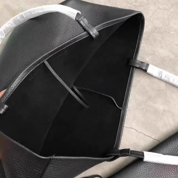 Picture of 2024 New Bag Large Bag Therow Bag Large Capacity Bucket Bag Commuter Mummy Bag Shoulder Tote Bag