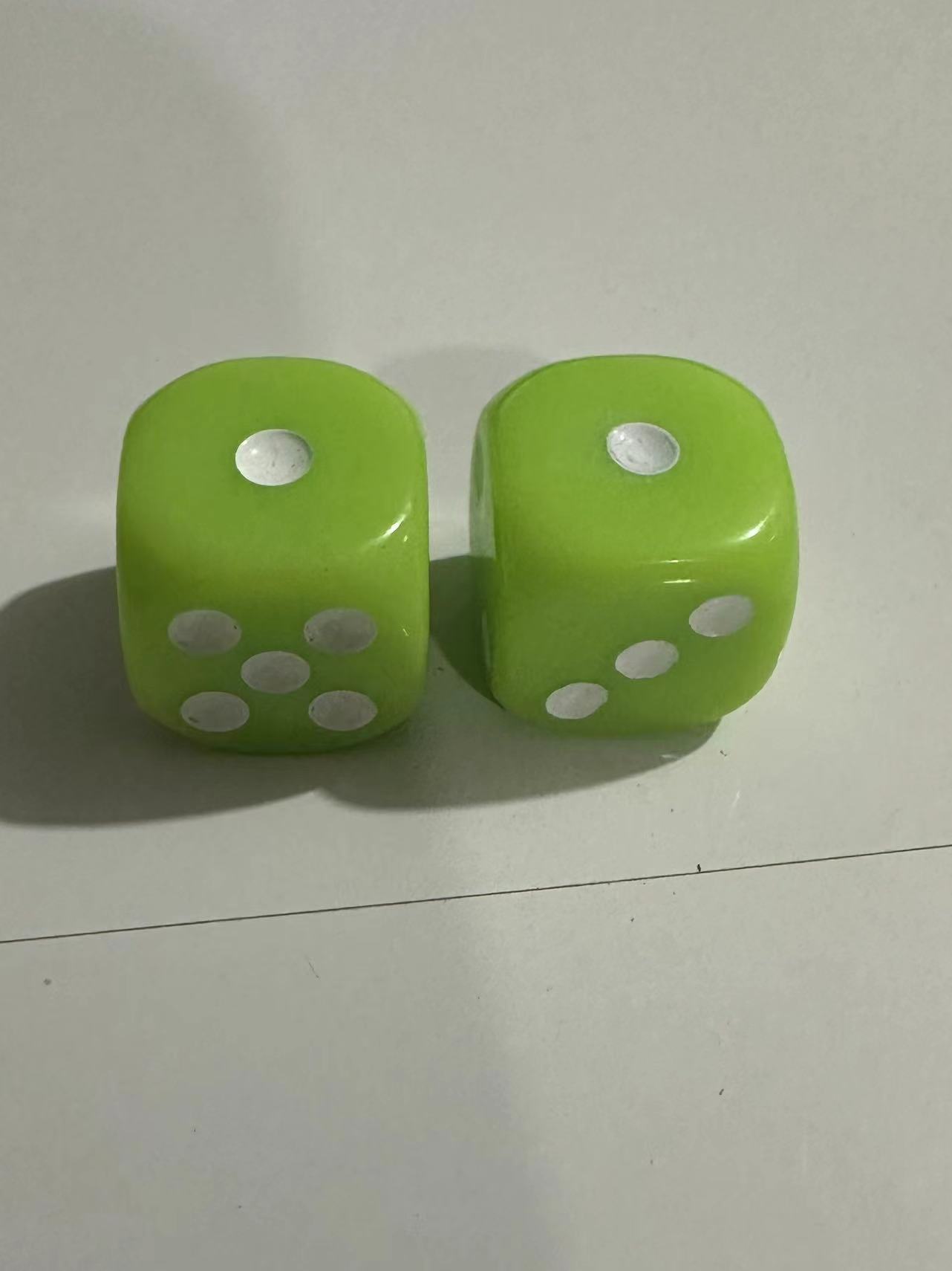 Picture of Yiwu Dege leisure and entertainment supplies 16mm acrylic solid color dice color complete