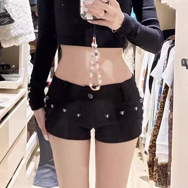 Picture of American Y2K Sexy Sexy White Mid-Waist Denim Super Shorts for Women Slimming Look Rivet Design A-Line Hip-Covering Hot Pants