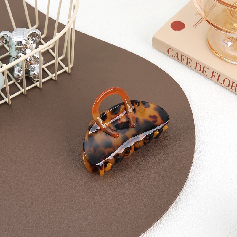 Picture of Tulip Cherry Grab Clip Premium 2024 New Maillard Grab Clip Cute Dalmatian Shark Clip Hair Accessories