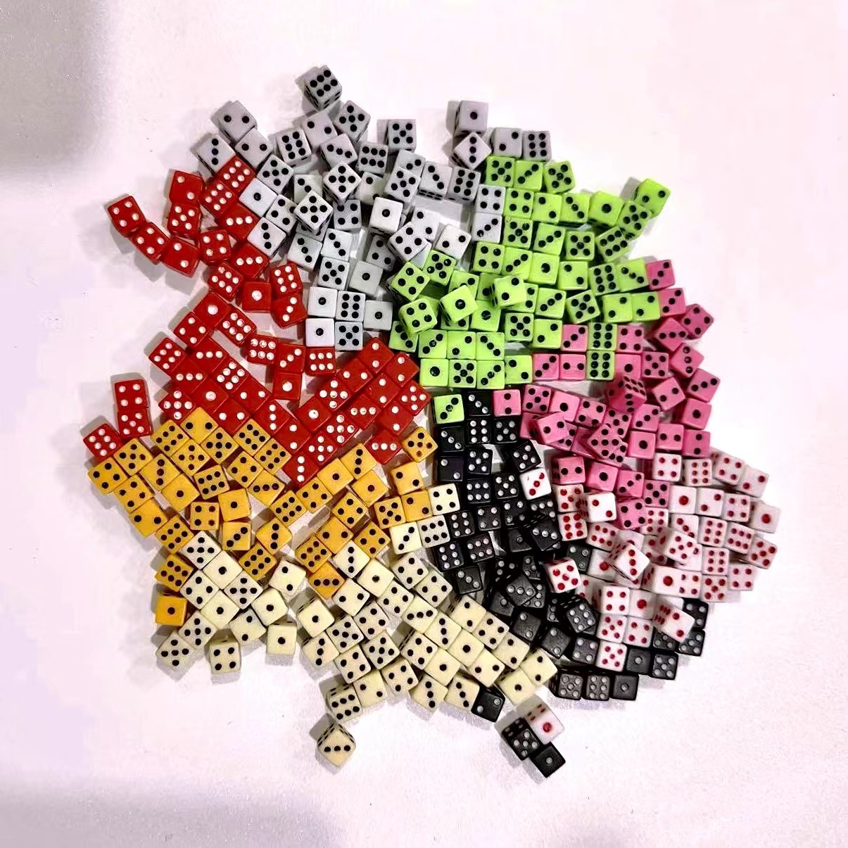 Picture of Yiwu Dege leisure and entertainment supplies direct 8mm new color and 8mm white ordinary color dice