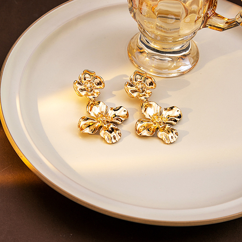 Silver Needle Court Style Flower Earrings European and American Retro Design Sense Metal Earrings High Sense Personality Exaggerated Earrings
