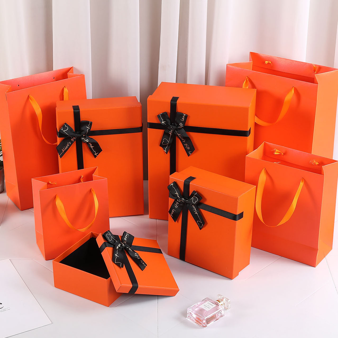 Picture of Hand gift box towel gift box thermos cup gift box heaven and earth cover packaging box wedding companion factory spot wholesale