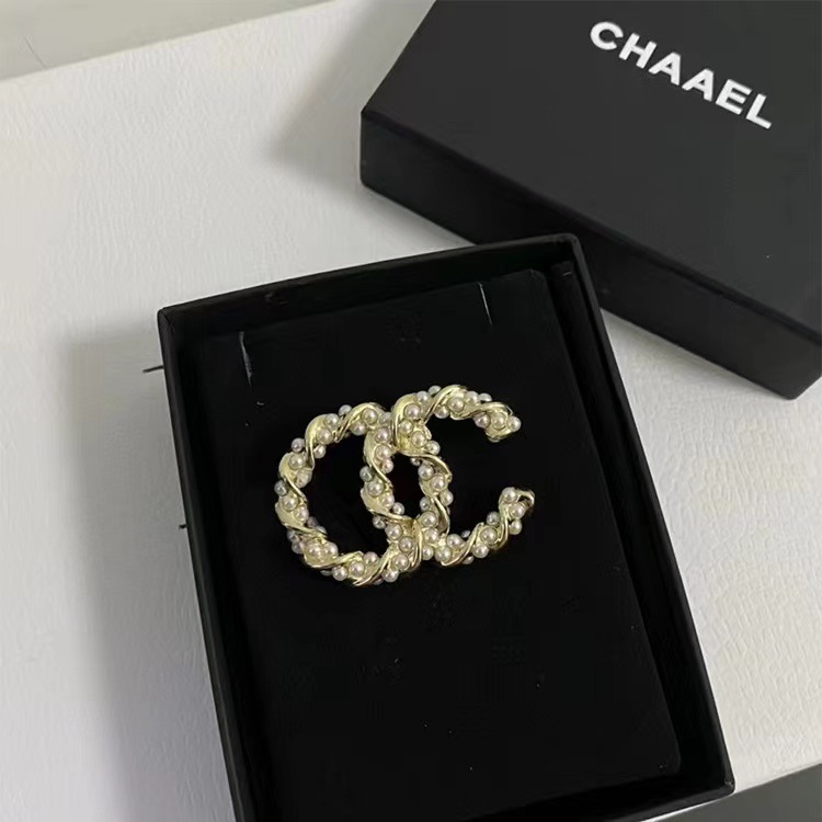 Picture of 2023 Autumn and Winter New High Quality Fragrance c Letter Brooch Retro Antique Chest All-match Simple High-end