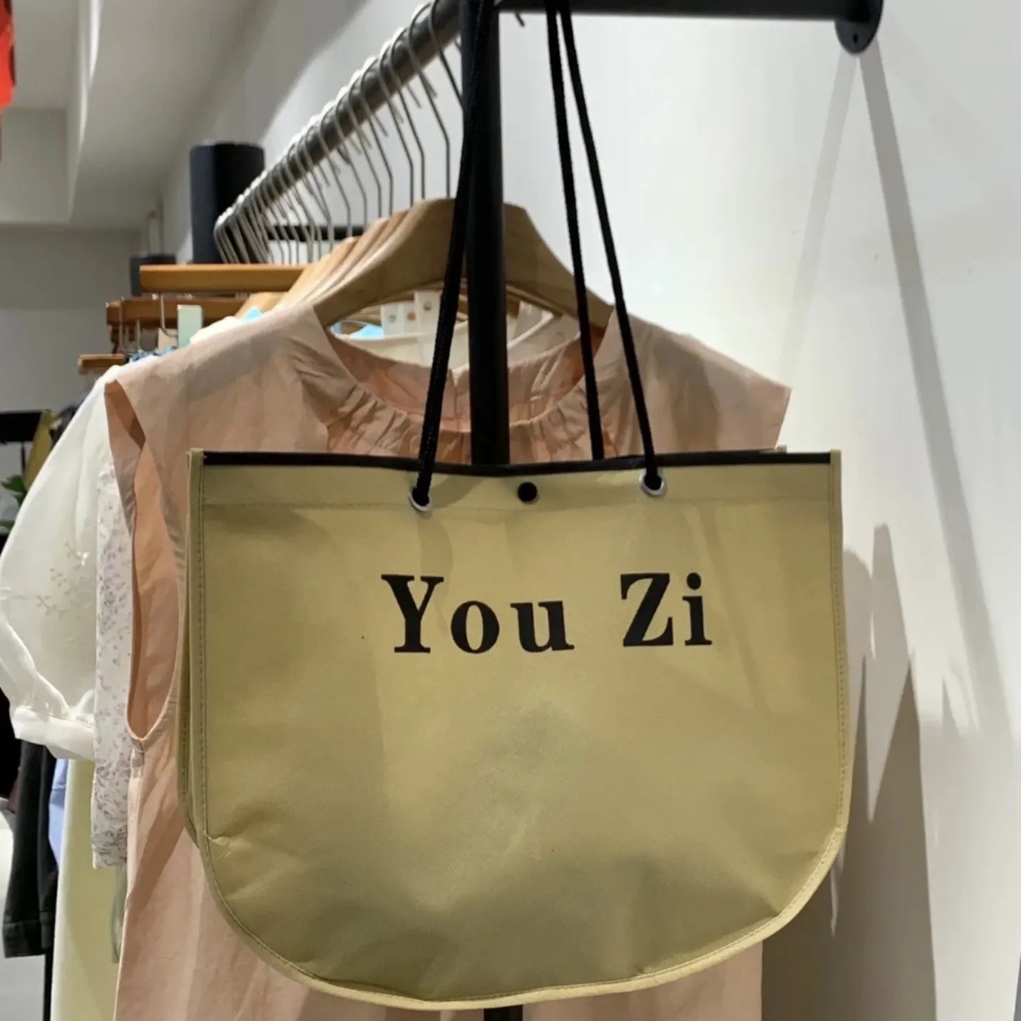 Non-woven bag custom women's clothing children's clothing clothing store shopping portable environmental protection hidden buckle pocket bag portable clothes