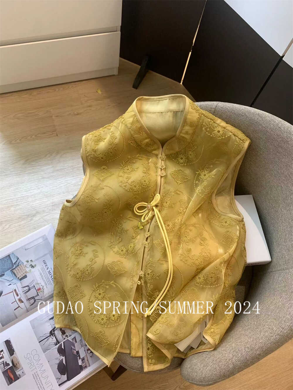 New Chinese Style All-match Golden Yellow Guofeng Sleeveless Vest with Vertical Collar for Women Summer Top Elegant Retro Slimming Stacked Vest