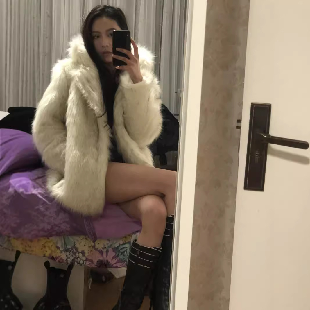 Picture of 2025 Autumn and Winter Women's White Bottom Black Tip European and American Mid-Length Suit Jacket Outwear Artificial Fur Imitation Fur Jacket