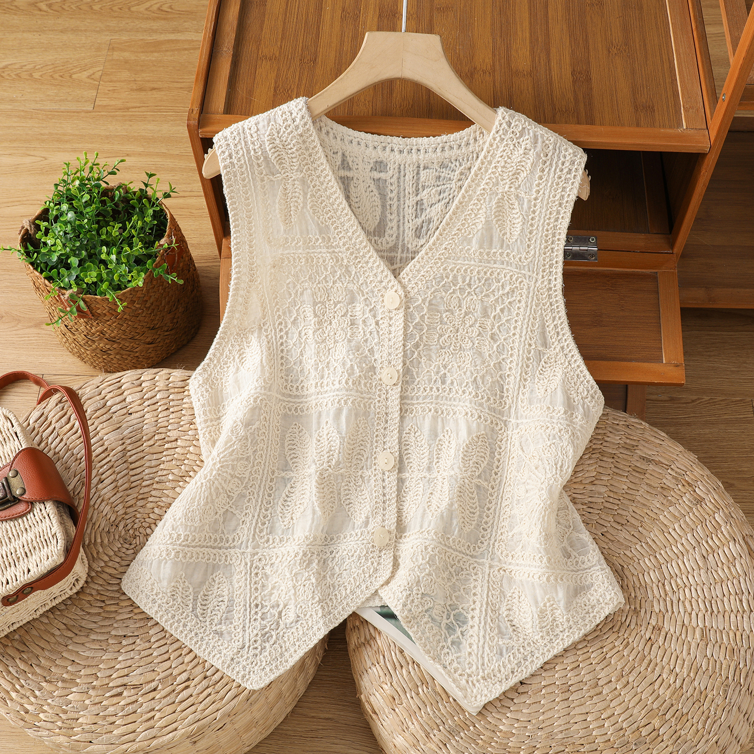 Bohemian crocheted cut-out sleeveless vest for ladies wears a shoulder layer on the shoulders of a small cardigan top in summer