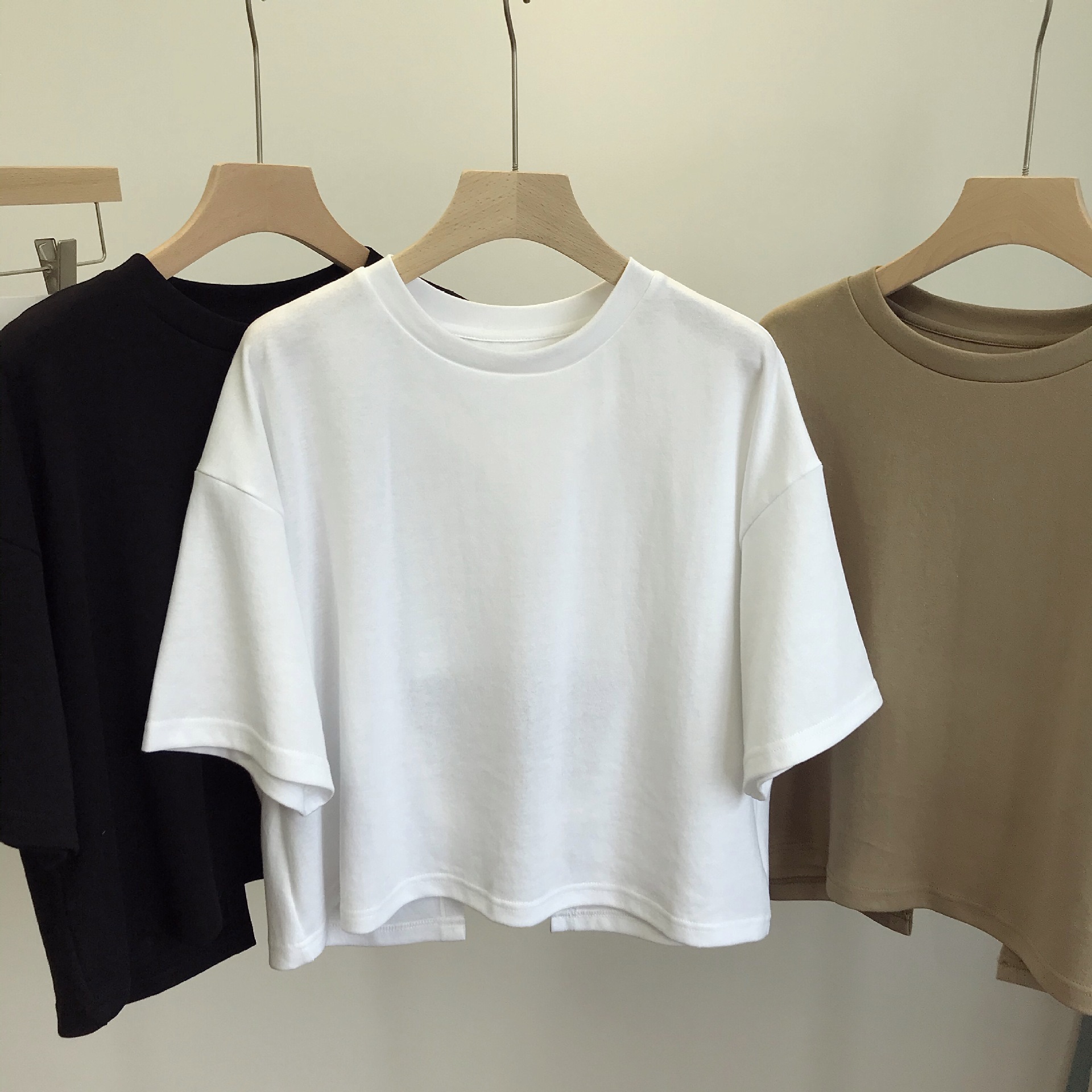 Picture of Backless Short T-Shirt for Women Sweet and Spicy Style K-Style 2023 Summer New Round Neck Loose Sexy Short-Sleeved Top for Women Trendy