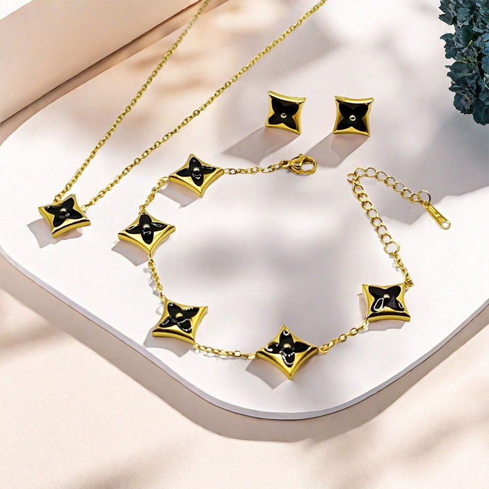 Picture of Cross-border classic cold wind four-leaf clover pendant light luxury niche non-fading diamond fritillary titanium steel necklace jewelry