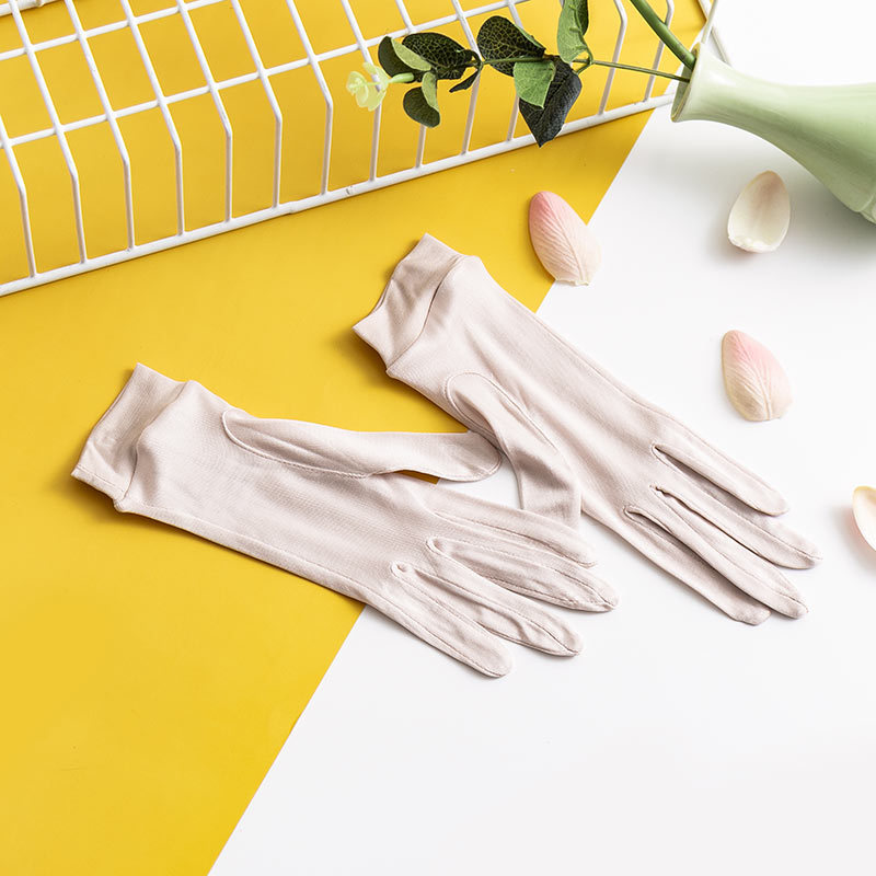 Picture of Tangge Mulberry Silk Knitted Silk Gloves Sunscreen Moisturizing Moisturizing White Sleeping Gloves for Women