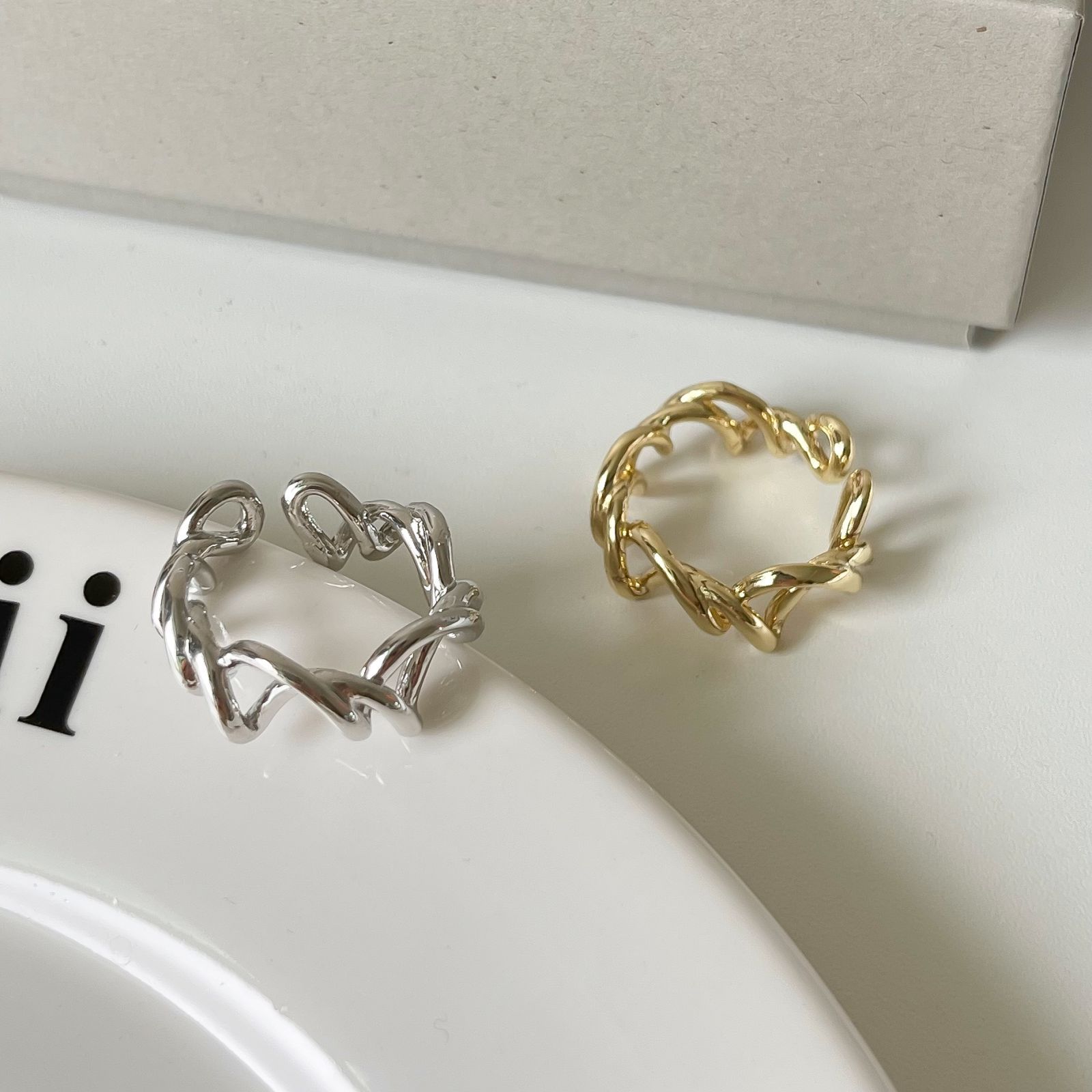 Niche Design Sense Hollow Line Wrapping Open Ring Women's Light Luxury Retro Elegant High-end Elegant Ring Ring