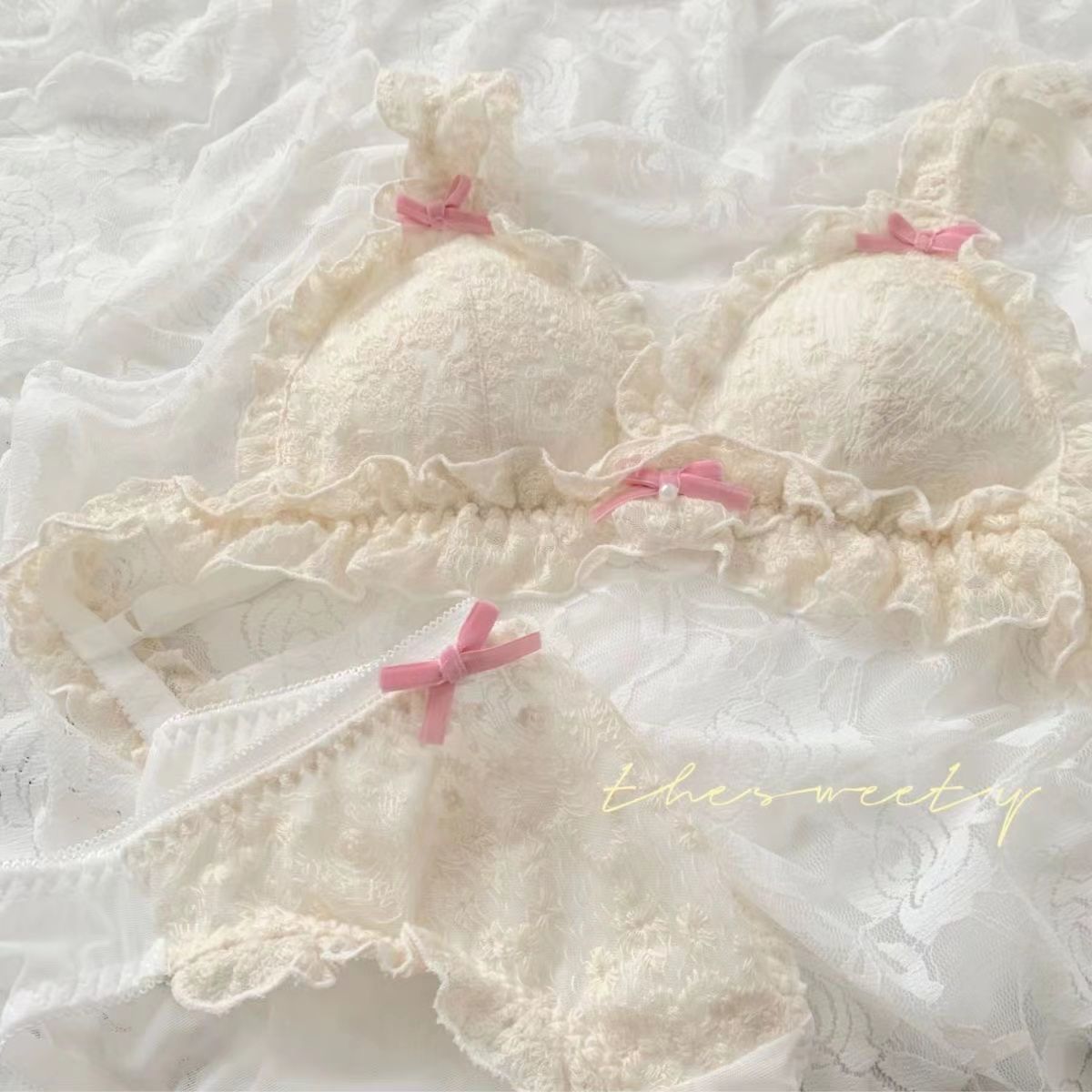 Cute Japanese Lolita girl underwear lace edge wireless small chest push up comfortable triangle cup bra suit