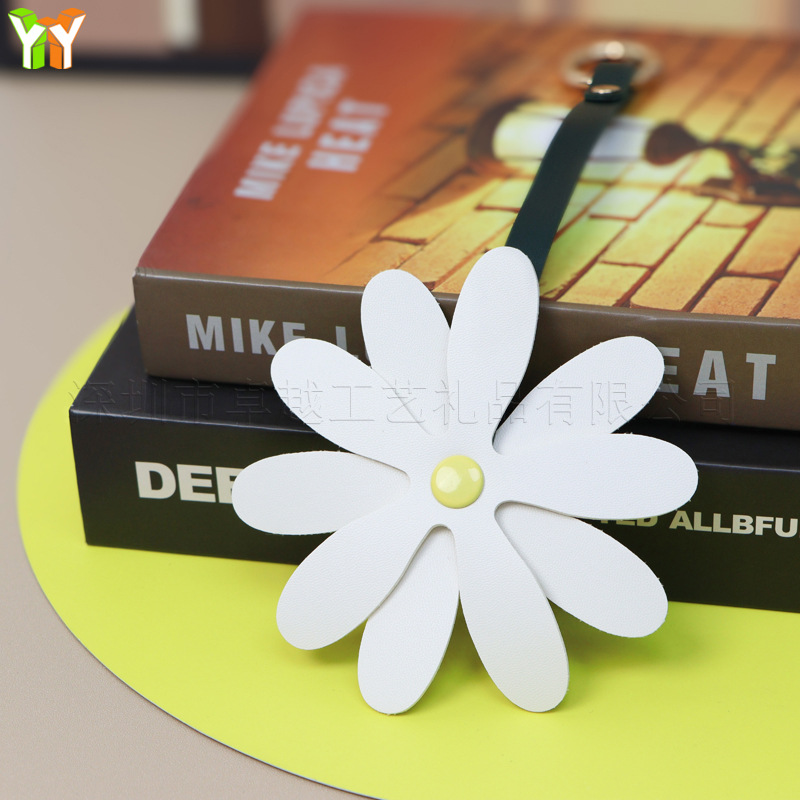 Cross Border in stock PU Leather Sweet Daisy Leather Pendant Fashion Bag Pendant Daisy Flower Chandelier Keychain