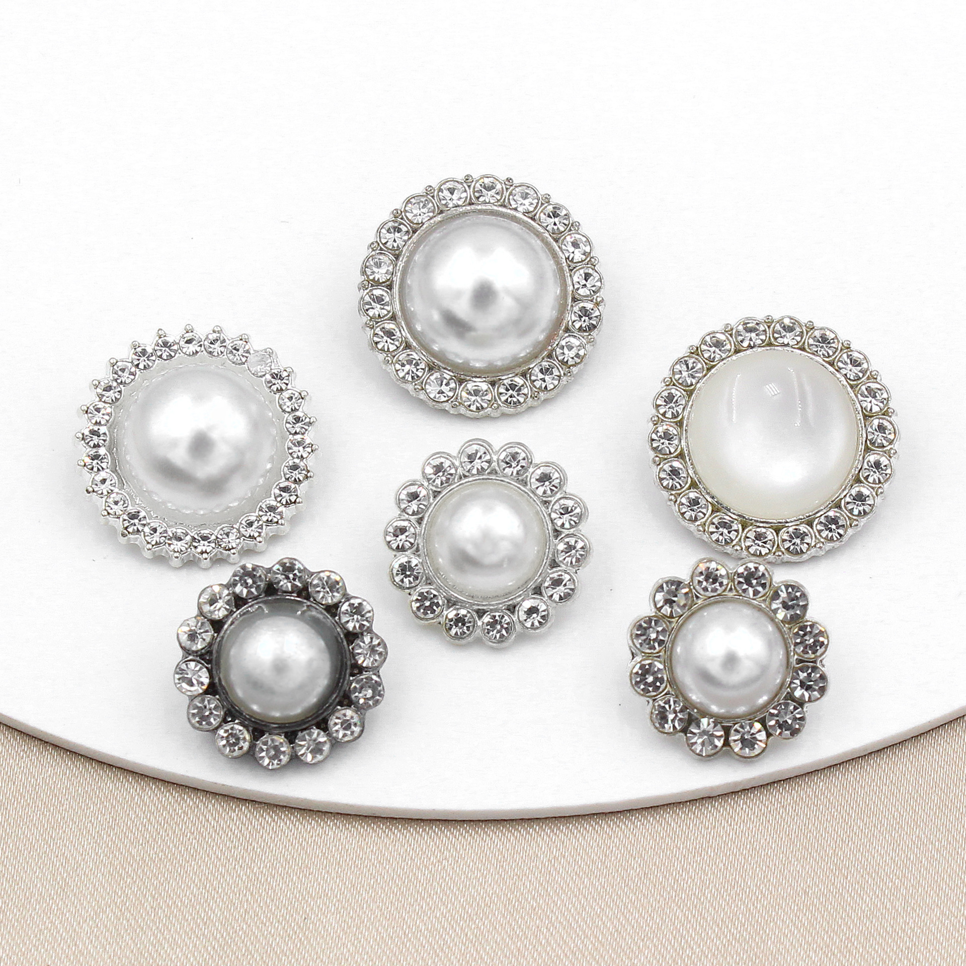 Boutique high-grade pearl buttons small fragrance women's fine silver metal drill buckle source factory in stock direct sales