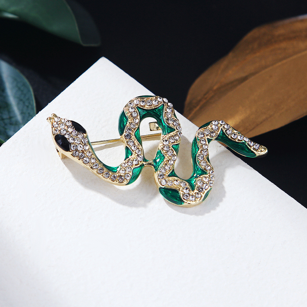 Picture of Lanhao K-Style Cross-Border Alloy Rhinestone Dripping Oil Enamel Green Snake Animal Brooch Pin Clothing Accessories Unisex