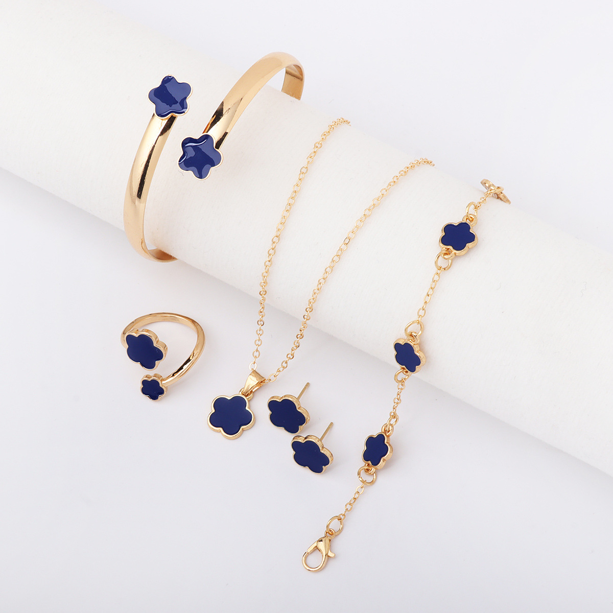 Picture of 2025 New Cross-Border Personalized Five-Leaf Clover Simple and Versatile Plum Blossom Necklace Bracelet Jewelry Set Manufacturer Wholesale