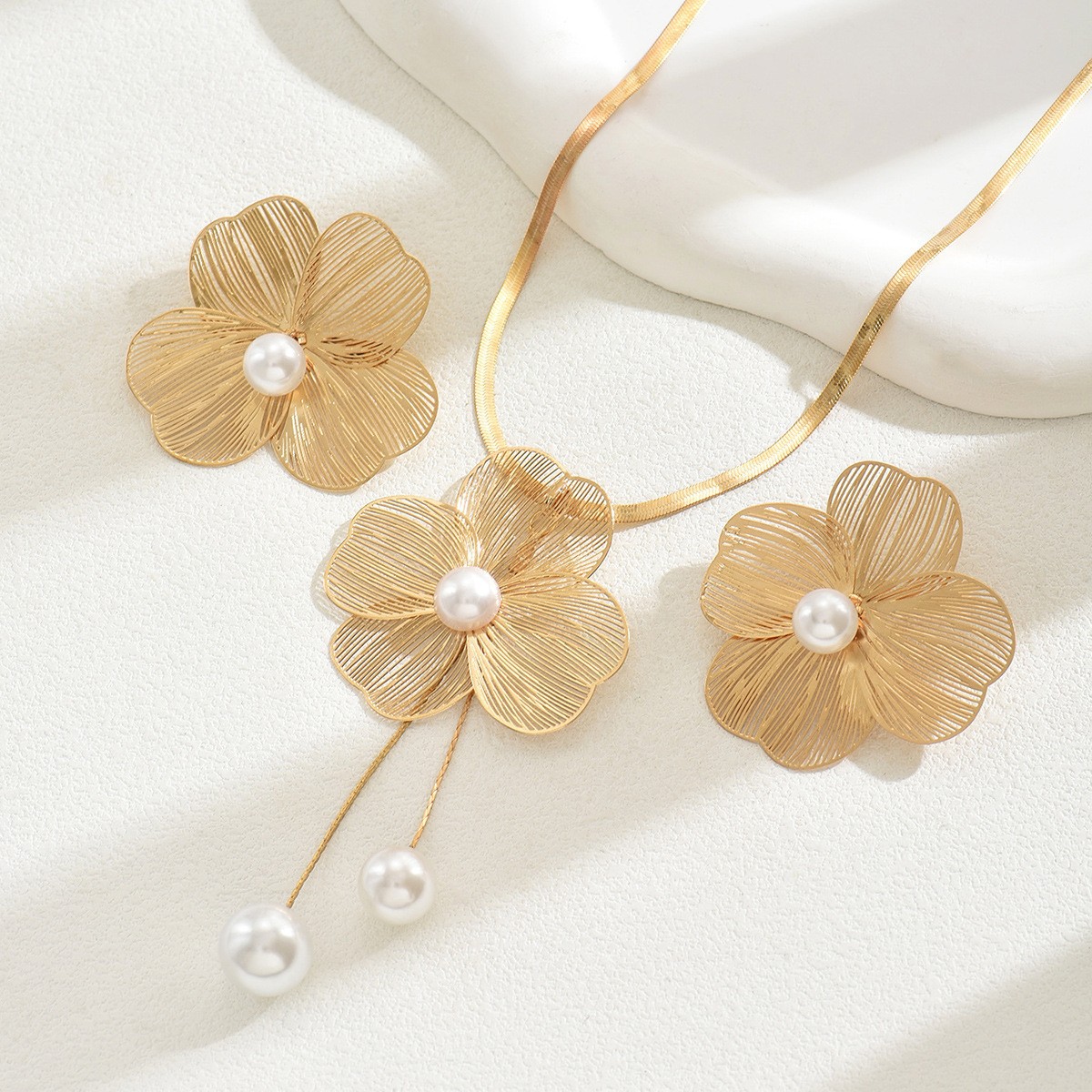 Picture of European and American Cross-border Women's Necklace Earrings suit All-match Flower Inlaid Pearl Design Niche Long Clavicle Chain